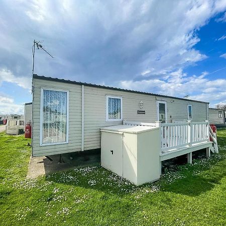 Lovely Caravan With Decking At Heacham Beach In Norfolk, Sleeps 6 Ref 21020C Exterior photo