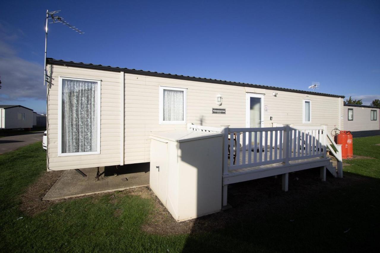Lovely Caravan With Decking At Heacham Beach In Norfolk, Sleeps 6 Ref 21020C Exterior photo