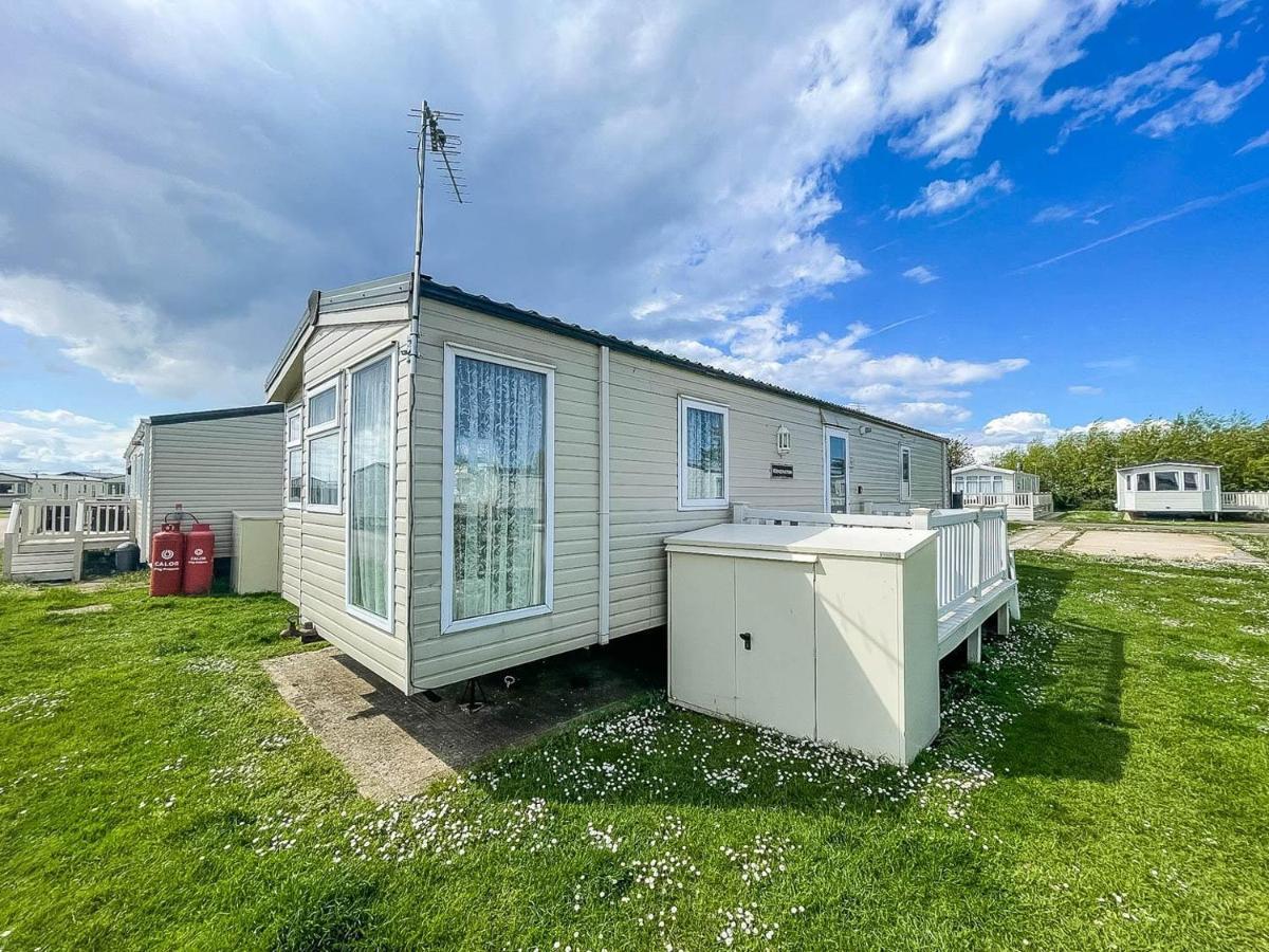 Lovely Caravan With Decking At Heacham Beach In Norfolk, Sleeps 6 Ref 21020C Exterior photo