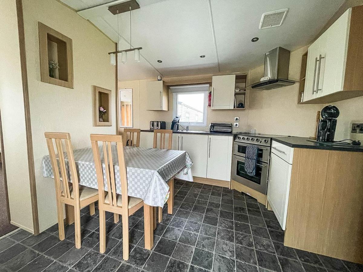 Lovely Caravan With Decking At Heacham Beach In Norfolk, Sleeps 6 Ref 21020C Exterior photo