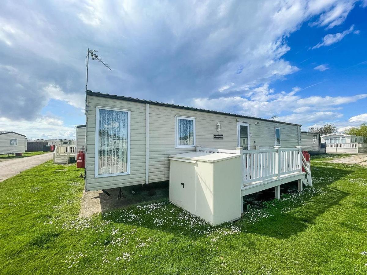 Lovely Caravan With Decking At Heacham Beach In Norfolk, Sleeps 6 Ref 21020C Exterior photo
