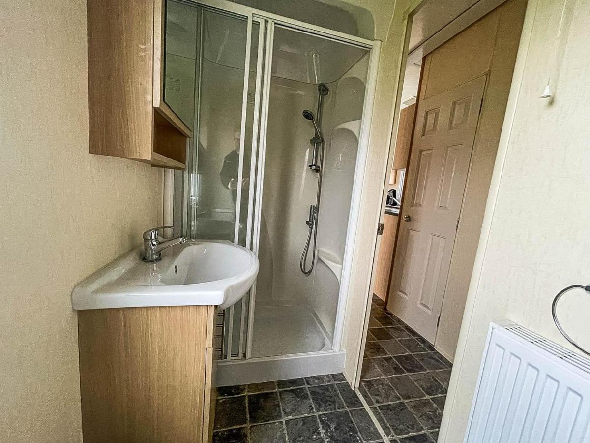 Lovely Caravan With Decking At Heacham Beach In Norfolk, Sleeps 6 Ref 21020C Exterior photo
