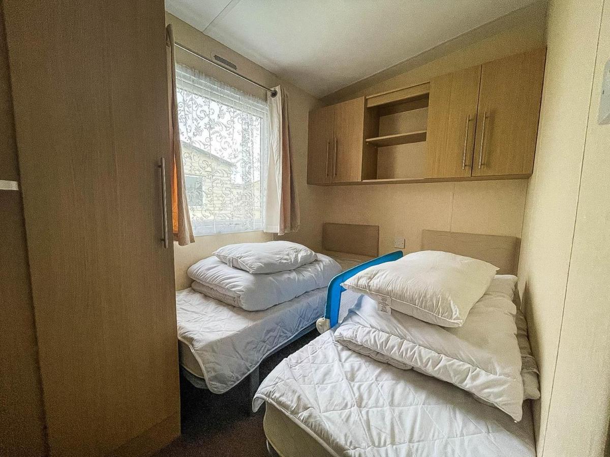 Lovely Caravan With Decking At Heacham Beach In Norfolk, Sleeps 6 Ref 21020C Exterior photo