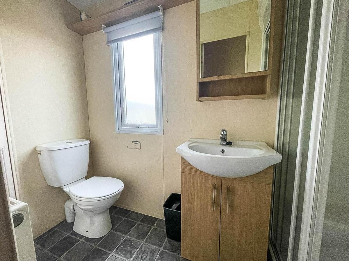 Lovely Caravan With Decking At Heacham Beach In Norfolk, Sleeps 6 Ref 21020C Exterior photo